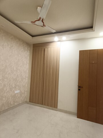 Room in 4 BHK Apartment at Aradhya Homes, Sector 67a – for Rent