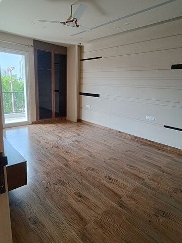 Room in 4 BHK Apartment at Aradhya Homes, Sector 67a – for Rent