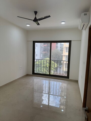 Room in 2.5 BHK Apartment at Mirchandani Triton, Santacruz West – for Rent