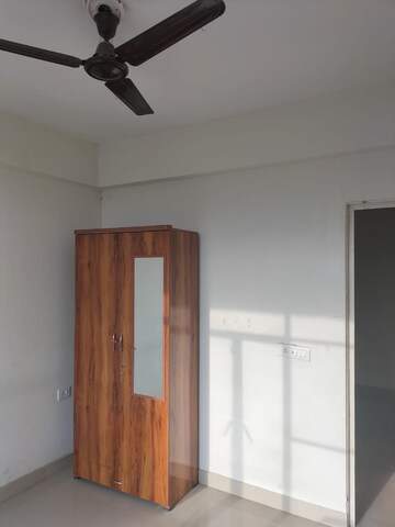 Room in 2 BHK Apartment at Suncity Avenue 102, Sector 102 – for Rent