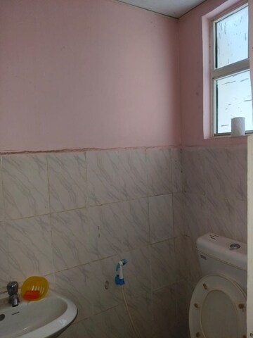 Room in 2 BHK Apartment at Suncity Avenue 102, Sector 102 – for Rent