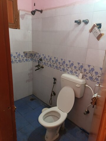 Bathroom in 4 BHK Apartment at Vijayant Enclave, Sector 29 – for Rent