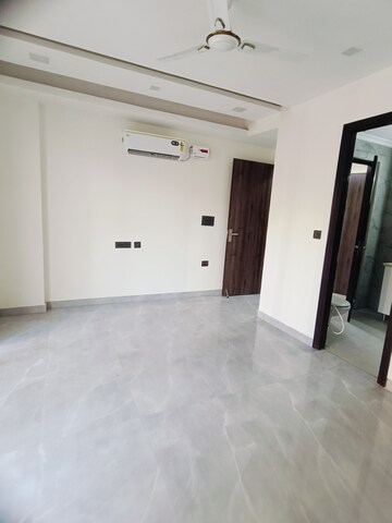 Room in 4 BHK Apartment at Ansal API Esencia, Sector 67 – for Rent