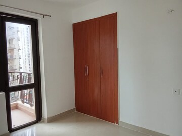 Room in 3 BHK Apartment at RG Luxury Homes, Sector 16b Greater Noida – for Rent