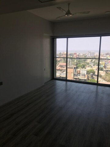 Room in 3 BHK Apartment at Rustomjee Paramount, Khar West – for Sale