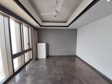 Room in 5 BHK Apartment at Lodha Trump Tower, Worli – for Rent