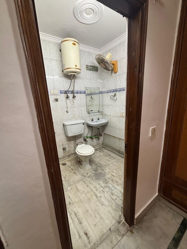Bathroom, rwa-humayunpur 2 Bedroom 850 Sq.Ft. Apartment In Safdarjung Enclave Delhi 8657373