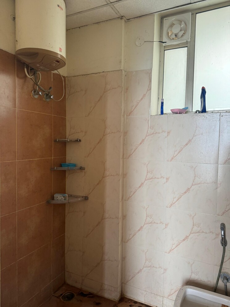Bathroom, sushma-green-vista 2 Bedroom 1050 Sq.Ft. Apartment In Ghazipur Zirakpur 8657530