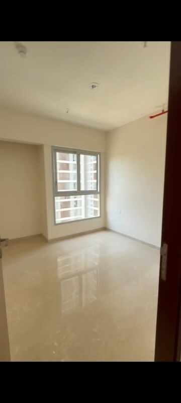 Room in 2 BHK Apartment at Piramal Vaikunth, Balkum Pada – for Rent