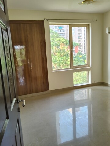 Room in 3 BHK Apartment at Unitech Woodstock Floors, Sector 50 – for Rent