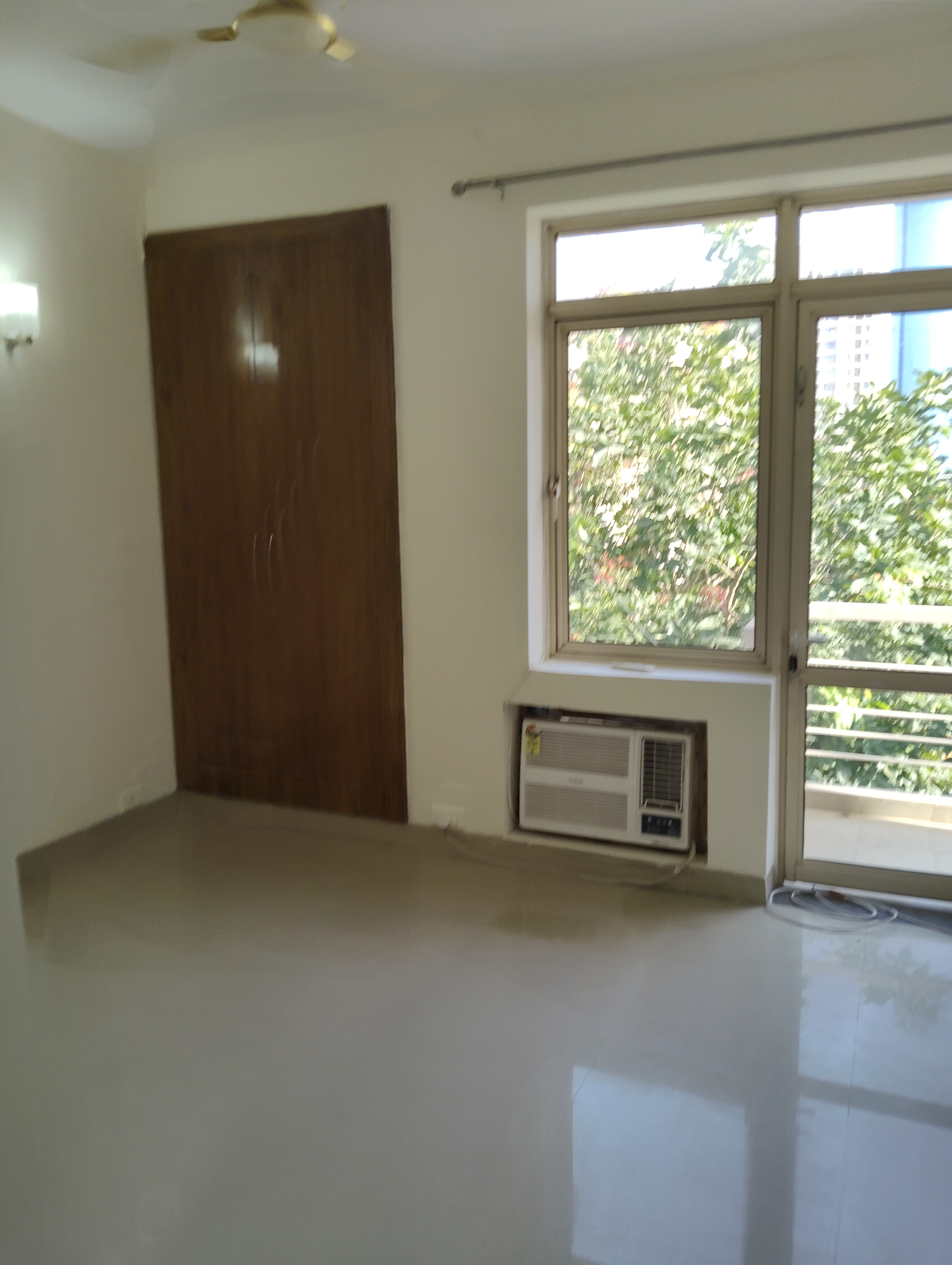 3 BHK + Extra Room Apartment For Rent in Unitech Woodstock Floors