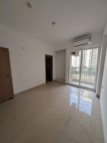 Room in 3 BHK Apartment at Panchsheel Greens, Sector 16 Greater Noida – for Sale