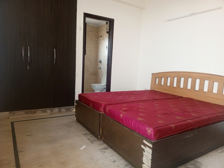 Bedroom, swaran-villa-friends-apartments 3.5 Bedroom 240 Sq.Yd. Apartment In Sector 52 Gurgaon 8658474