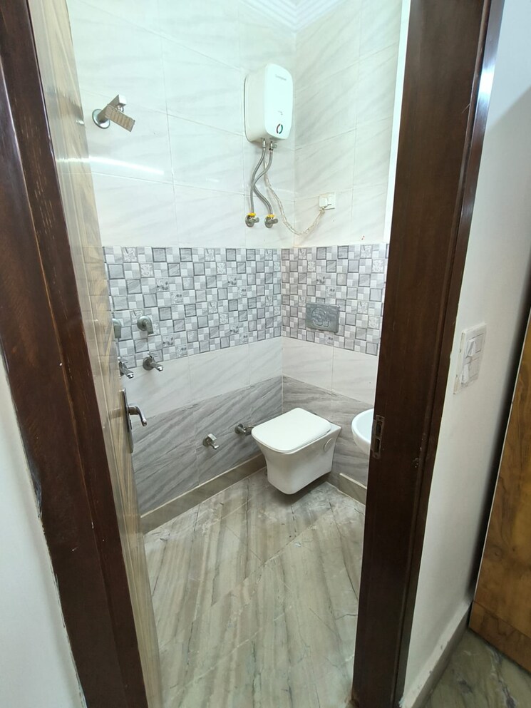 Bathroom, subhash nagar 2 Bedroom 110 Sq.Yd. Builder Floor In Subhash Nagar Delhi 8658896