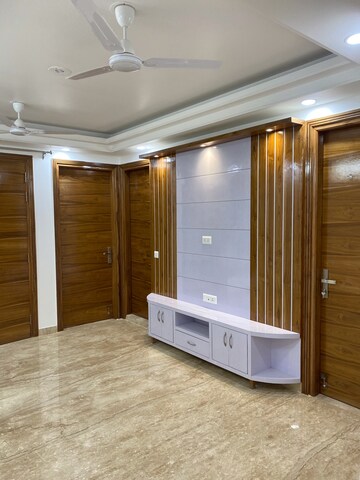 Room in 3 BHK Builder Floor at Vasant Kunj – for Rent