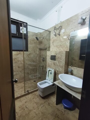 Master Bedroom in 3 BHK Builder Floor at Grand Mall, Sector 28 – for Rent
