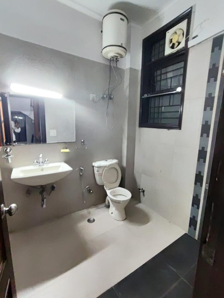 Bathroom, grand-mall 3 Bedroom 1800 Sq.Ft. Builder Floor In Sector 28 Gurgaon 8659063