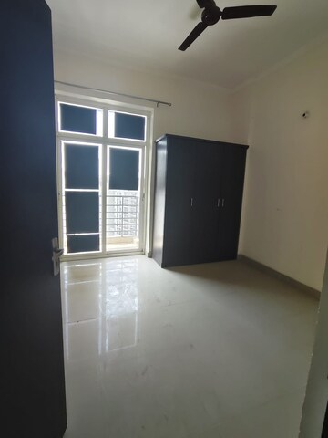 Room in 3 BHK Apartment at Assotech Windsor Court, Sector 78 – for Rent