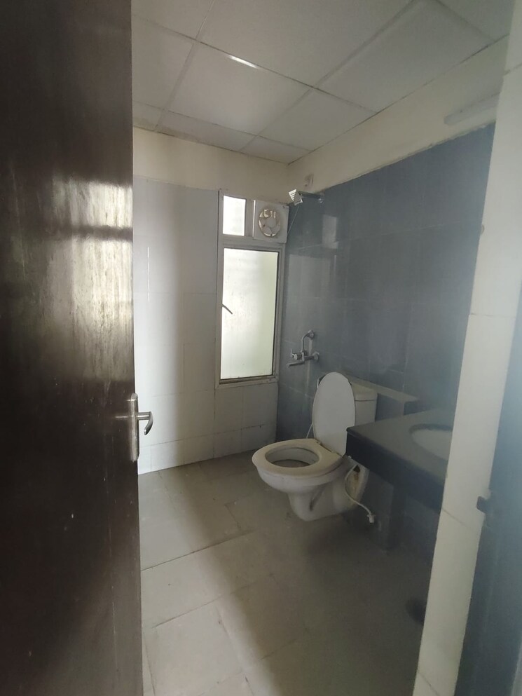 Bathroom, assotech-windsor-court 3 Bedroom 1645 Sq.Ft. Apartment In Sector 78 Noida 8659489