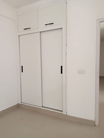 Room in 2 BHK Apartment at Suncity Avenue 76, Sector 76 – for Sale
