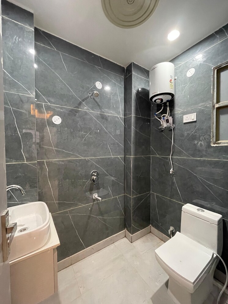 Bathroom, dwarka mor 3 Bedroom 900 Sq.Ft. Builder Floor In Dwarka Mor Delhi 8659640