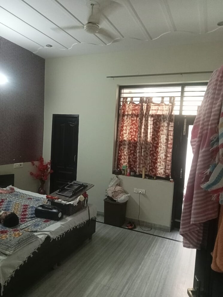 Bedroom, sector 9 3 Bedroom 250 Sq.Yd. Builder Floor In Sector 9 Gurgaon 8659729