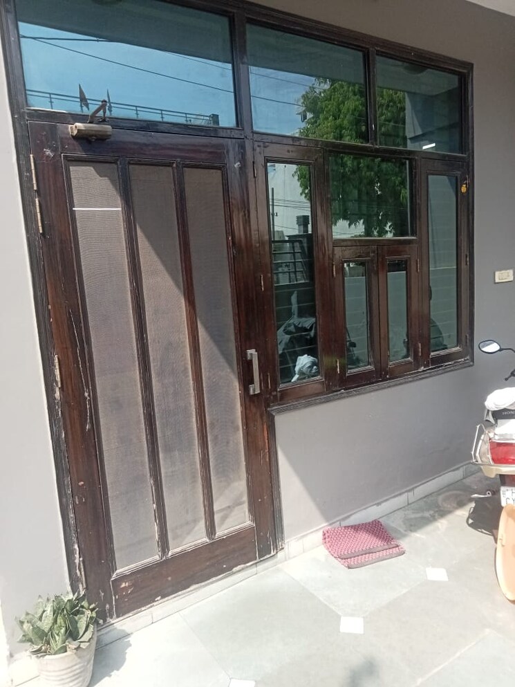 Balcony, sector 9 3 Bedroom 250 Sq.Yd. Builder Floor In Sector 9 Gurgaon 8659729