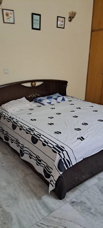 Bedroom in 2.5 BHK Builder Floor at The Grand, Sector 52 – for Rent