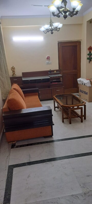 Living Room in 2.5 BHK Builder Floor at The Grand, Sector 52 – for Rent