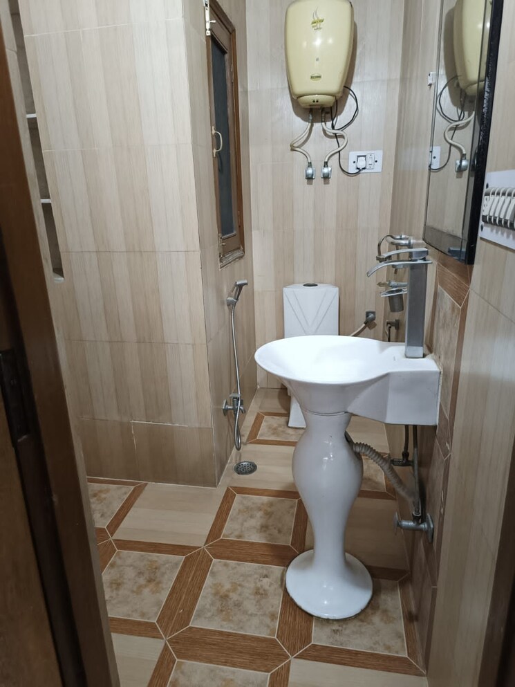Bathroom, sector 14 6+ Bedroom 250 Sq.Yd. Independent House In Sector 14 Gurgaon 8660078
