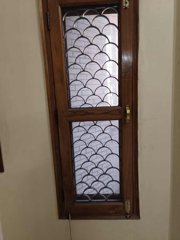 Room, sector 14 6+ Bedroom 250 Sq.Yd. Independent House In Sector 14 Gurgaon 8660078