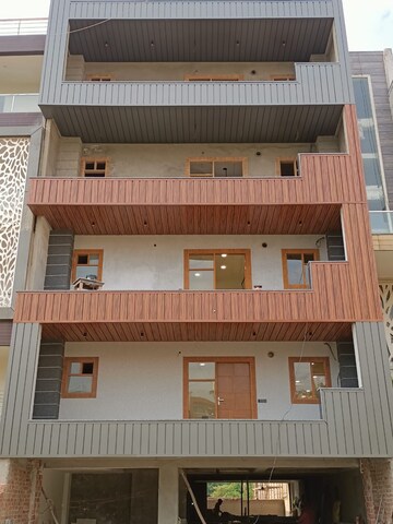 Furnished Amenities in 4 BHK Builder Floor at Parklands, Sector 85 – for Sale