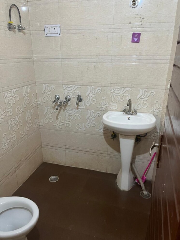 Bathroom, sector 40 2 Bedroom 110 Sq.Yd. Builder Floor In Sector 40 Gurgaon 8660094