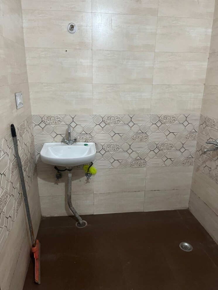 Bathroom, sector 40 2 Bedroom 110 Sq.Yd. Builder Floor In Sector 40 Gurgaon 8660094