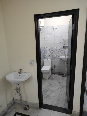 Bathroom in 6 BHK Independent House at Eros Rosewood City, Sector 49 – for Sale