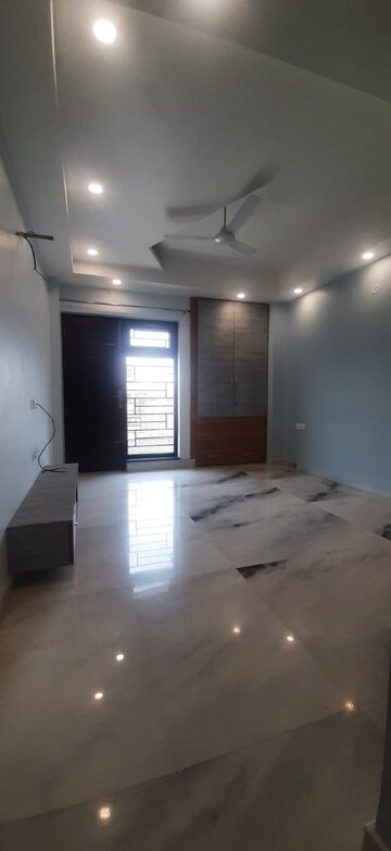 Room in 3 BHK Builder Floor at Sector 46 – for Rent