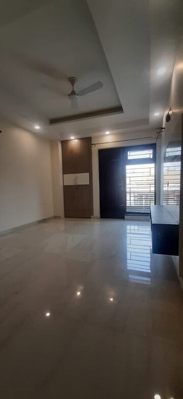Room in 3 BHK Builder Floor at Sector 46 – for Rent