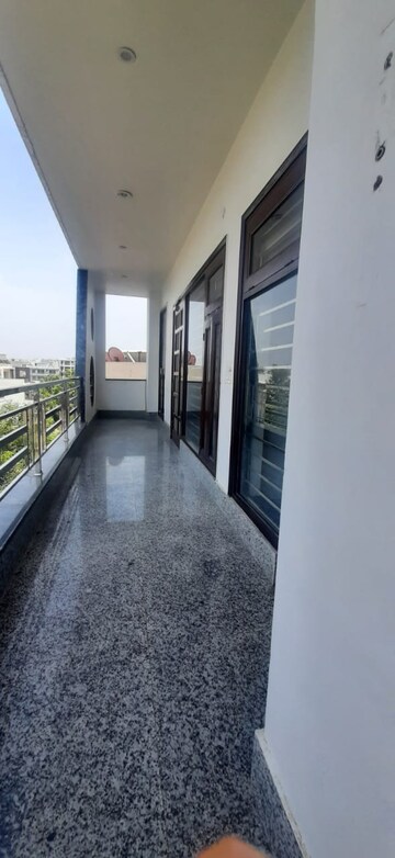 Building Lobby in 3 BHK Builder Floor at Sector 46 – for Rent