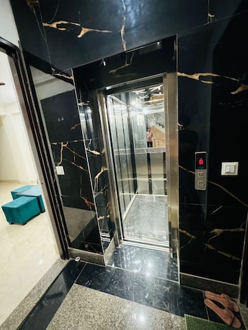Lift in 1 BHK Apartment at Saket – for Rent