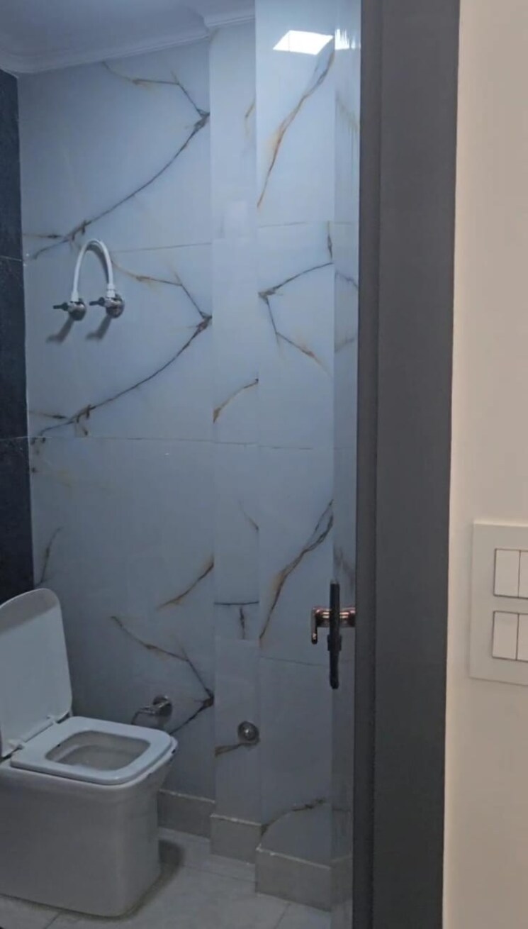 Bathroom, uttam nagar 2 Bedroom 46 Sq.Mt. Builder Floor In Uttam Nagar Delhi 8647975