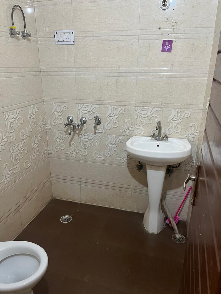 Bathroom, sector 40 2 Bedroom 105 Sq.Yd. Builder Floor In Sector 40 Gurgaon 8660390