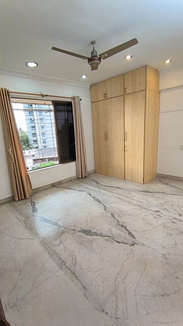 Room in 3 BHK Apartment at Shivaji Park – for Rent