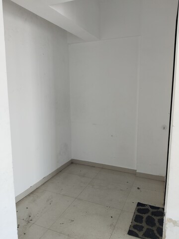 Room in 2 BHK Apartment at Runwal Eirene, Balkum Pada – for Rent