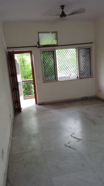 Room in 2 BHK Builder Floor at Indrapuram – for Rent