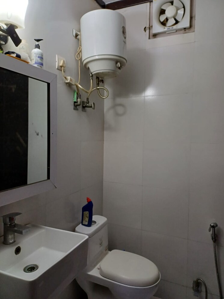 Bathroom, greater kailash i 2 Bedroom 160 Sq.Yd. Builder Floor In Greater Kailash I Delhi 8661573