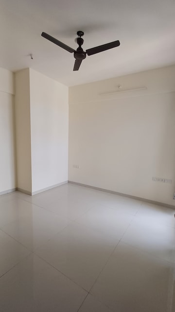 Room in 2 BHK Apartment at Kalpataru Paramount, Kapur Bawdi – for Rent