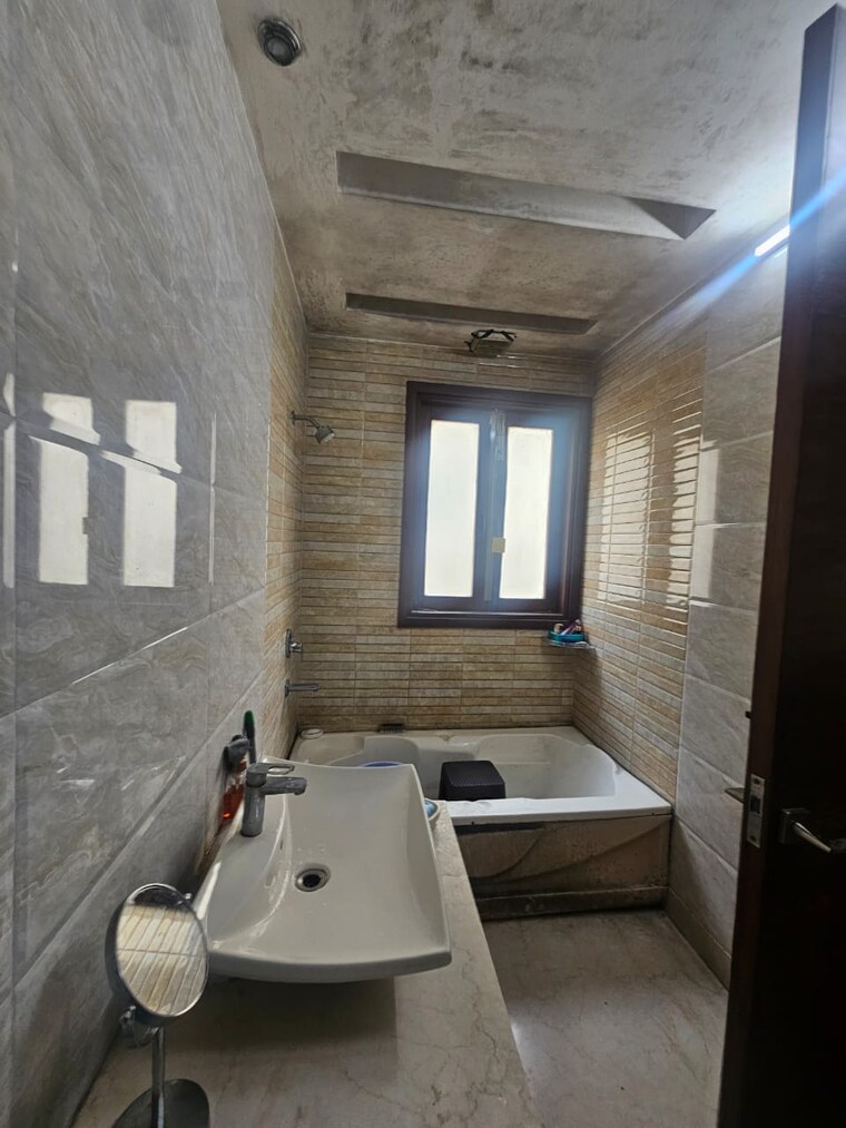Bathroom, lajpat nagar iii 3 Bedroom 1800 Sq.Ft. Builder Floor In Lajpat Nagar Iii Delhi 8661863