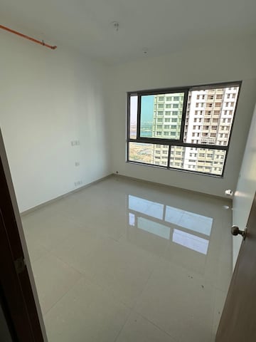Room in 2 BHK Apartment at Kalpataru Paramount, Kapur Bawdi – for Rent