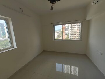 Room in 2 BHK Apartment at Omkar Signet, Malad East – for Rent