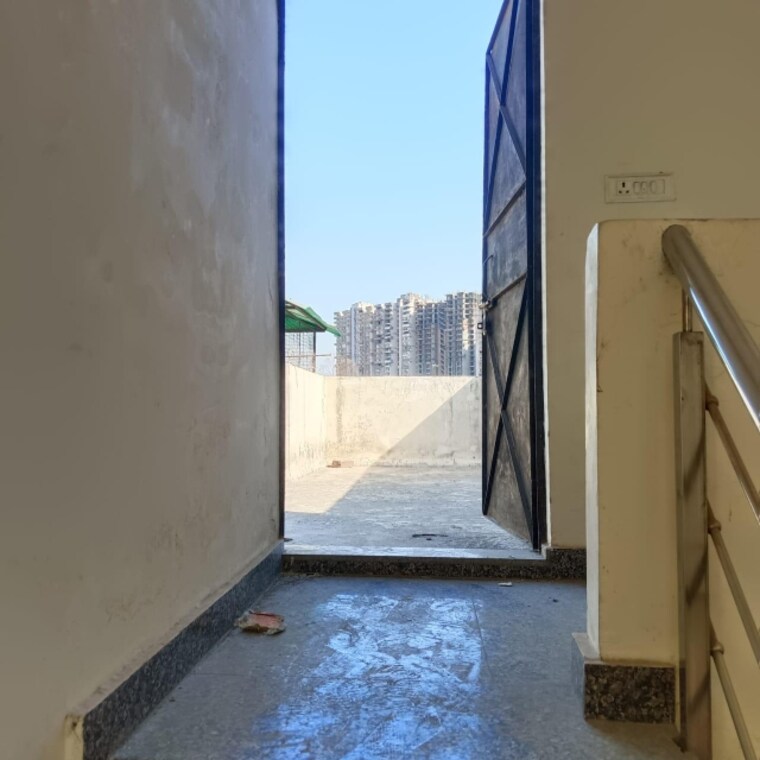 undefined, sector 73 2 Bedroom 900 Sq.Ft. Builder Floor In Sector 73 Noida 8662550